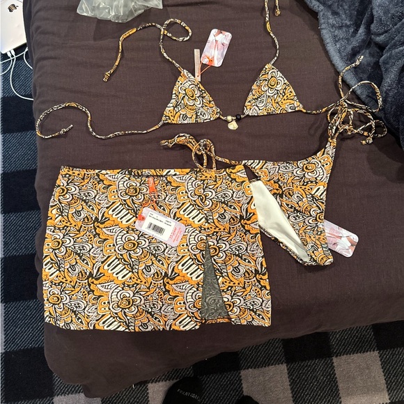 Selling set. Top:UK 6 women’s. Bikini bottom: UK 8 women’s. Skirt is a large. - Picture 2 of 7